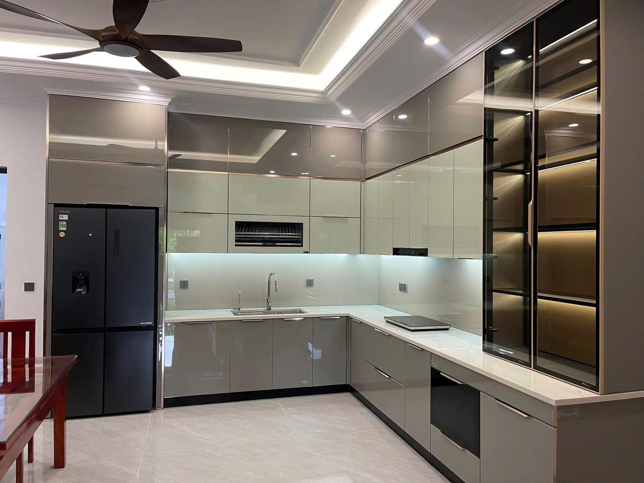 Tủ bếp inox cánh kính cường lực