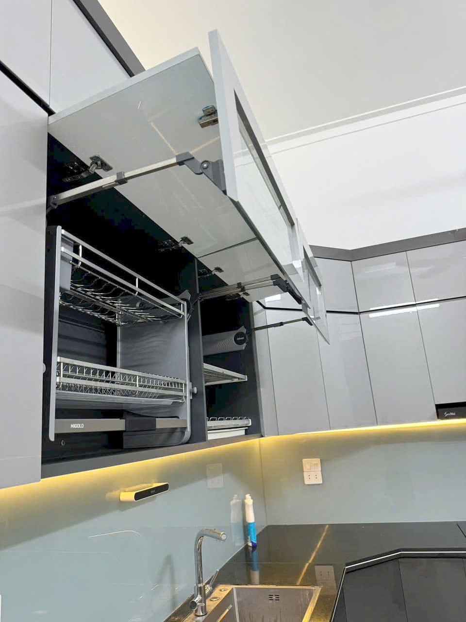 Tủ bếp inox cánh acrylic bóng gương