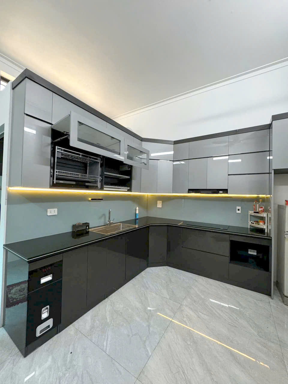 Tủ bếp inox cánh acrylic bóng gương