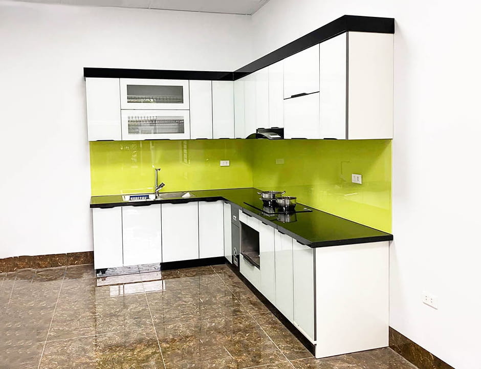 Tủ bếp inox cánh kính màu vàng