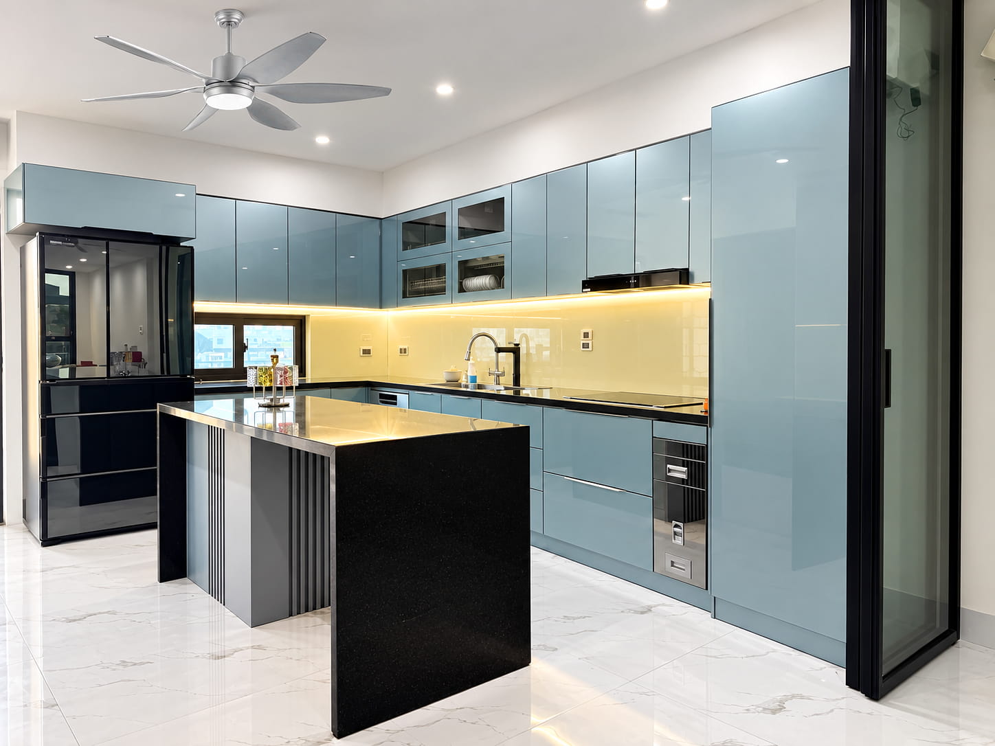 Tủ bếp inox cánh kính hiện đại nhất